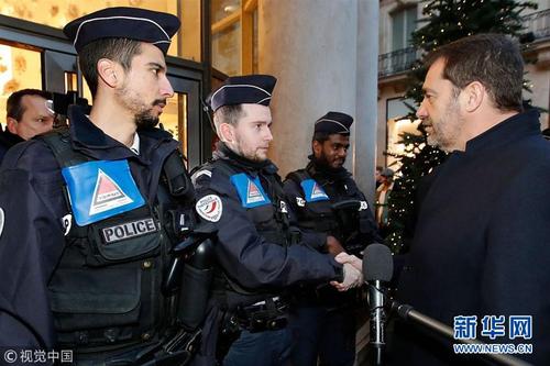 法国10万警察街头巡逻