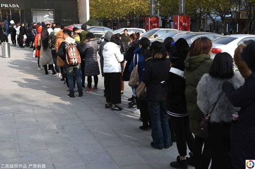 韩国青年排队抢购奢侈品